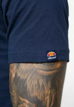 Ellesse VOODOO - T-shirt Imprimé - Navy -Ellesse Elegant Boutique 02bfa999acd04c558c4a7264a6840690