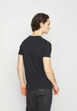 Ellesse HEBBER - T-shirt Imprimé - Black -Ellesse Elegant Boutique 0e17fdf92c93410283d53388dd96b443