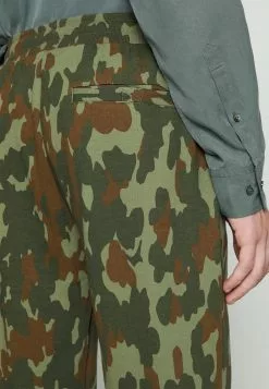 Ellesse NIORO CAMO JOGGER - Pantalon De Survêtement - Khaki -Ellesse Elegant Boutique 17dfd8fd8fbe498f86d5106fed67d895