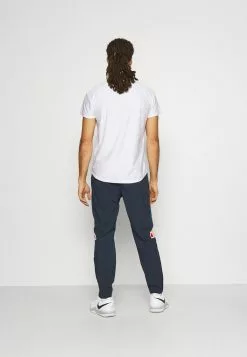 Ellesse CENNO TRACK PANT - Pantalon Classique - Navy 7 Ellesse CENNO TRACK PANT - Pantalon Classique - Navy -Ellesse Elegant Boutique 39d63eeb1c8b42f9b23531661528d9dc