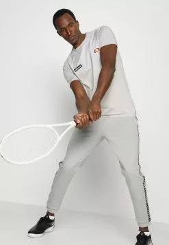 Ellesse MAESTRO TEE - T-shirt Imprimé - Light Grey 9 Ellesse MAESTRO TEE - T-shirt Imprimé - Light Grey -Ellesse Elegant Boutique 47cea62ebf6f492c9ce6b7f09cf93a30