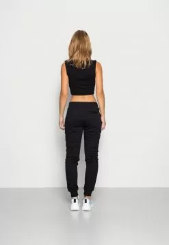 Ellesse POP JOG PANT - Pantalon De Survêtement - Black 7 Ellesse POP JOG PANT - Pantalon De Survêtement - Black -Ellesse Elegant Boutique 4edbaa11b73a478da653d6216b3bb203
