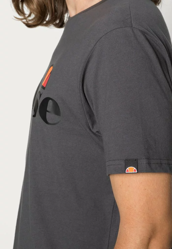 Ellesse PRADO - T-shirt Imprimé - Dark Grey 5 Ellesse PRADO - T-shirt Imprimé - Dark Grey – Image 5