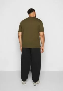 Ellesse PRADO TEE - T-shirt Imprimé - Khaki -Ellesse Elegant Boutique 67ac5306c2b94745bfd700ae7edf18ba