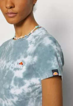 Ellesse VIKINS TIE DYE CROP - T-shirt Imprimé - Green/white 15 Ellesse VIKINS TIE DYE CROP - T-shirt Imprimé - Green/white -Ellesse Elegant Boutique 6b1a687389c84e748ea556e7e74783c1