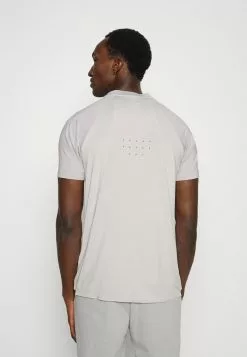 Ellesse MAESTRO TEE - T-shirt Imprimé - Light Grey 8 Ellesse MAESTRO TEE - T-shirt Imprimé - Light Grey -Ellesse Elegant Boutique 6bfc871933564060bb9ccc6ed96d2ea0