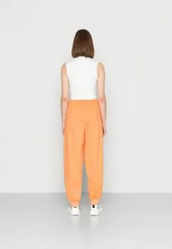 Ellesse CRYSANTHEMUM JOGGER - Pantalon De Survêtement - Orange -Ellesse Elegant Boutique 7438f7e640264ec9a7d7eb64853129d9