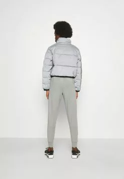 Ellesse CROPPED PUFFER JACKET - Veste D'hiver - Silver 8 Ellesse CROPPED PUFFER JACKET - Veste D'hiver - Silver -Ellesse Elegant Boutique 7456b7e7ba664e7e89917c356f8115cb