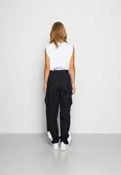 Ellesse EVERS TRACK PANT - Pantalon De Survêtement - Black -Ellesse Elegant Boutique 88b776c044c04a9babefc506a190c208