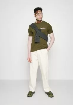 Ellesse VOODOO - T-shirt Imprimé - Khaki 7 Ellesse VOODOO - T-shirt Imprimé - Khaki -Ellesse Elegant Boutique 88bd00b51c2e408eaf4529394d836a6e