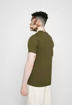 Ellesse VOODOO - T-shirt Imprimé - Khaki 8 Ellesse VOODOO - T-shirt Imprimé - Khaki -Ellesse Elegant Boutique a6d1ea20b7cf4b59acf54a61f4760f9e