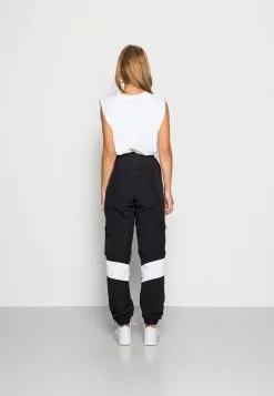 Ellesse NOISE TRACK PANT - Pantalon De Survêtement - Black -Ellesse Elegant Boutique ab76d206a0534087a8e4d82b43505f29