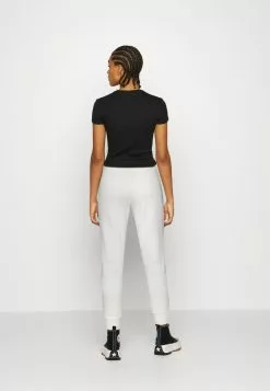 Ellesse FRIVOLA PANT - Pantalon De Survêtement - Off White 7 Ellesse FRIVOLA PANT - Pantalon De Survêtement - Off White -Ellesse Elegant Boutique b174b1b7f3e645f493beb315c3cc75e7