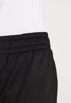 Ellesse RAYLO JOG SUIT - Survêtement - Black -Ellesse Elegant Boutique d02de3a1a9054fd5ae4e1cf75669cd44