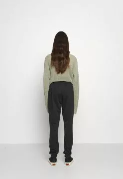 Ellesse SARENTINO JOG PANTS - Pantalon De Survêtement - Black 12 Ellesse SARENTINO JOG PANTS - Pantalon De Survêtement - Black -Ellesse Elegant Boutique d7a2bbef4e124d72955b79e77511c46a