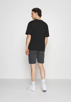 Ellesse BOSSINI - Pantalon De Survêtement - Dark Grey 10 Ellesse BOSSINI - Pantalon De Survêtement - Dark Grey -Ellesse Elegant Boutique d7b79392bf084c5c885a3d8f23ed7e32