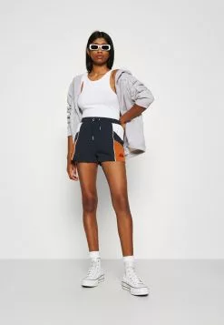 Ellesse STRIPE SHORT - Short - Navy -Ellesse Elegant Boutique e30e8f5c83b44541a04493b2d4bdef94