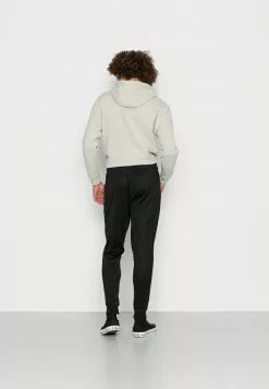 Ellesse BERTONI TRACK PANT - Pantalon De Survêtement - Black -Ellesse Elegant Boutique e8de2b401e82457c8d96e07aefcd75b5